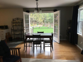 Private countryside apartment suite 1.5 miles to Woodstock